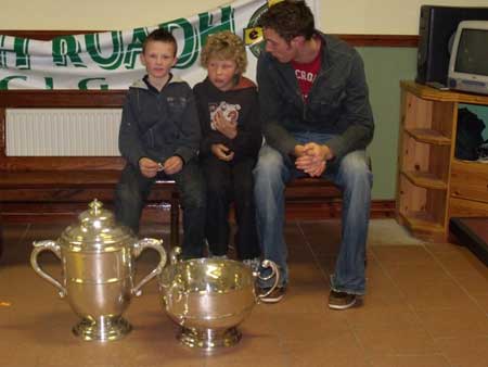 No cup for Michael! Ryan Ayres and Stephen Anderson having a chat with Michael Fennelly.