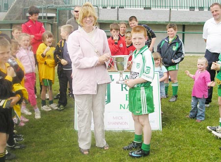 Aodh Ruadh's winning captain, Shane McGrath, receives the Mick Shannon trophy from Noreen Shannon..