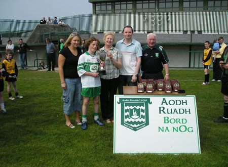 Aodh Ruadh’s winning captain, Pauric Patton, receives the Willie Rogers trophy from Renee Rogers. To the left of Pauric is Willie’s daughter, Donna. To the right of Renee is her son Gavin and Chairman of Aodh Ruadh Bord na nÓg, Jim Kane.